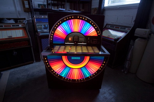 Gerestaureerde en onderhouden Seeburg Sunstar jukebox uit 1976 met 80 schijven en 160 nummers.
