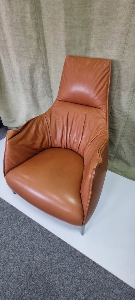 Image 1 of Poltrona Frau Archibald in pelle color cognac – Ex-esposizione