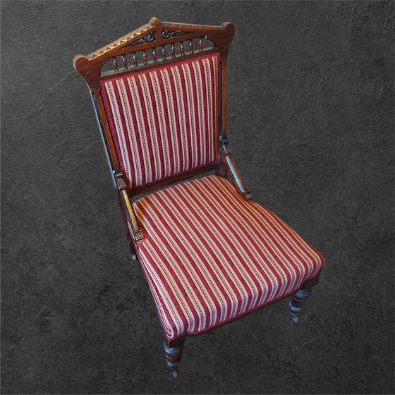 Image 1 of chaise victorienne en noyer sculpté