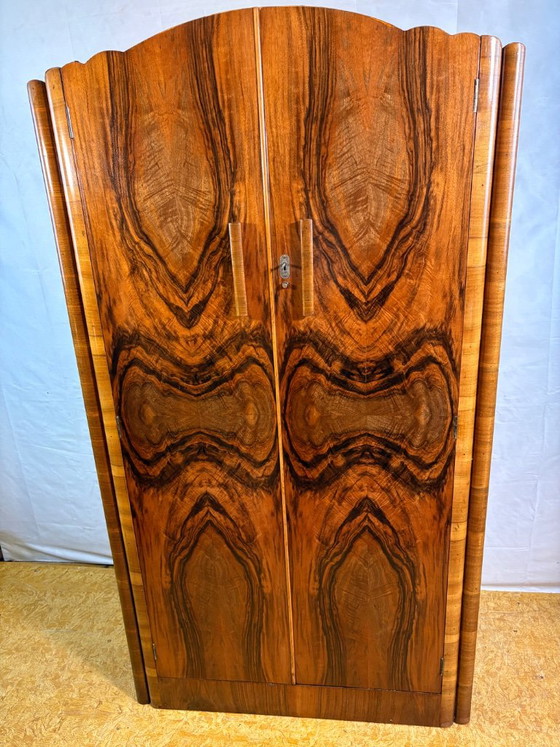 Splendido Armadio Vintage Art Déco Noce Figurato Anni '30 | Impiallacciatura Bookmatched | Fronte Curvo (photo 2 of 12)