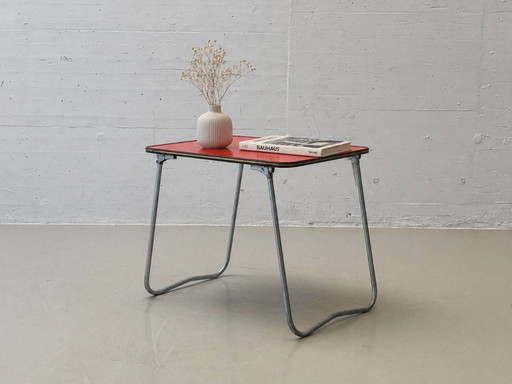 Opklapbaar bijzettafeltje met rood Formica blad, jaren 70