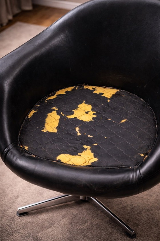 Image 1 of Paire de fauteuils pivotants vintage en similicuir noir avec piètement chromé, datant des années 1980-1990 et en bon état.