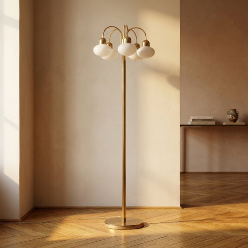 Lampada da terra vintage in ottone con cinque paralumi in vetro opalino, metà del XX secolo, Cecoslovacchia, (photo 2 of 8)