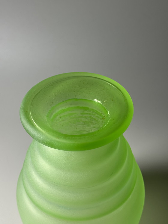 Image 1 of Vaso Art Déco in cristallo all'uranio con base a gradini – Design geometrico satinato – Anni '30