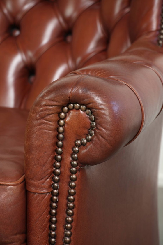 Kwalitatief zeer goede cognac kleurige rundleren chesterfield armchair in Engelse stijl met een tijdloos (photo 11 of 12)
