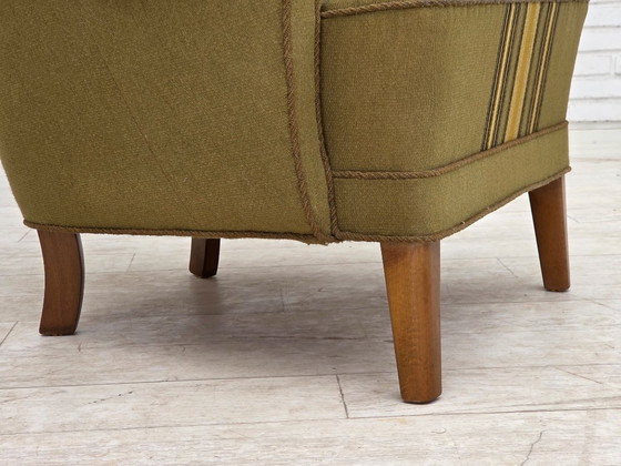 Image 1 of Sillón danés de respaldo alto de la década de 1960, tapizado original en lana verde.