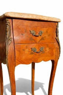 Een paar nachtkastjes in Louis XV-stijl met marmeren blad en notenhouten marquetière.