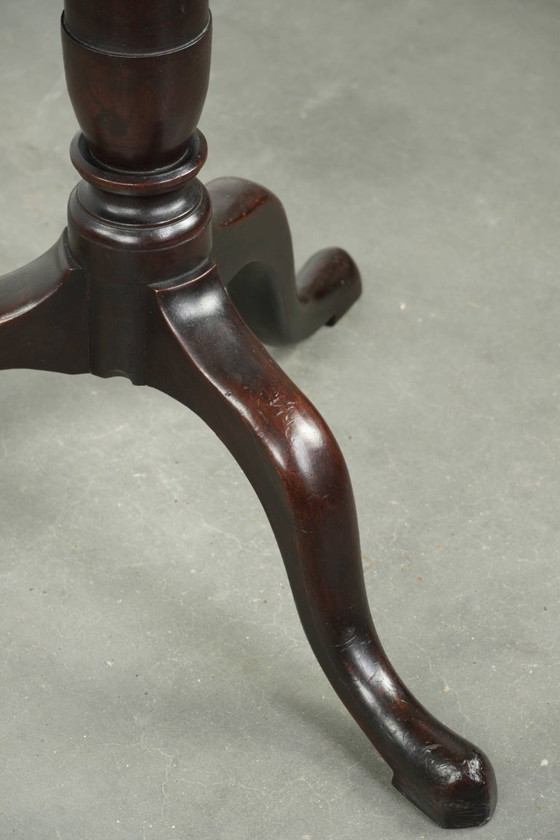 Image 1 of Ronde antieke Engelse tilt top table/ bijzettafel uit begin 19e eeuw met een prachtig patina