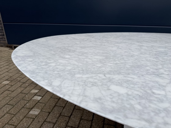 Image 1 of Table de salle à manger ovale Knoll Tulip, Eero Saarinen (244 cm), marbre de Carrare