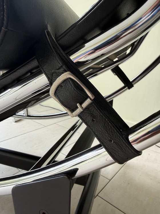 Le Corbusier LC4 Stile Chaise longue + Tavolino Eileen Gray Stile ClassiCon – Glass, Leather (photo 5 of 10)