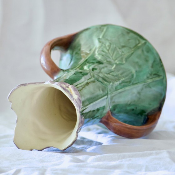 Image 1 of Antieke 19e-eeuwse Art Nouveau-slibvaas met viooltjes