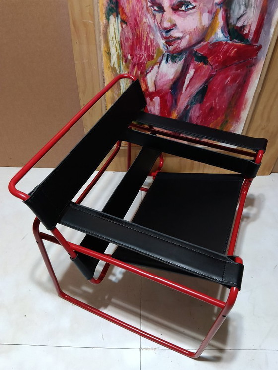 Image 1 of Bolso Knoll Wassily B3 rojo mate, nuevo-usado, en piel negra, de Marcel Breuer.