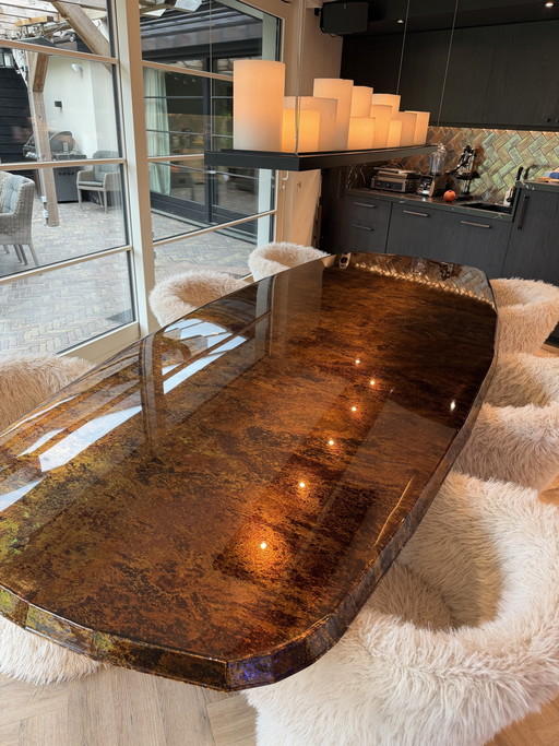Tavolo da pranzo di design unico, realizzato in compensato con finitura in alluminio e resina epossidica.