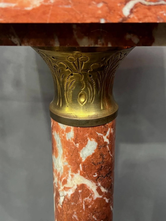 Piedistallo in marmo decorato con ottone dorato. – Tavolini, Marble, Brass (photo 5 of 6)