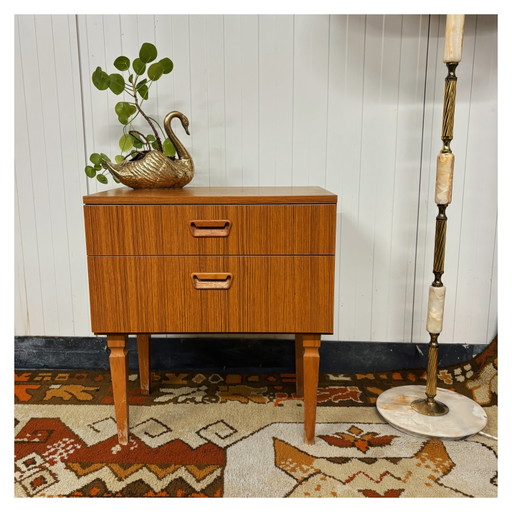 Mesita de noche de madera vintage