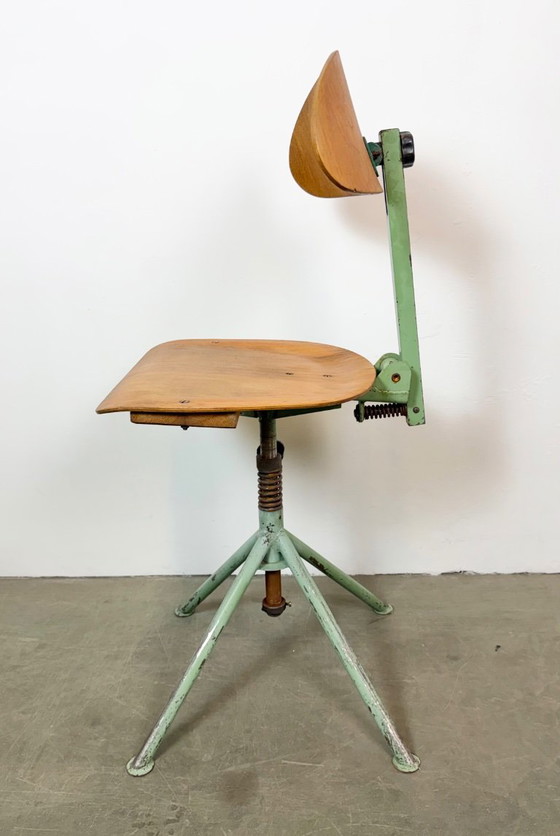 Chaise d'atelier industrielle verte, années 1950 – Tabourets, Iron (photo 13 of 18)