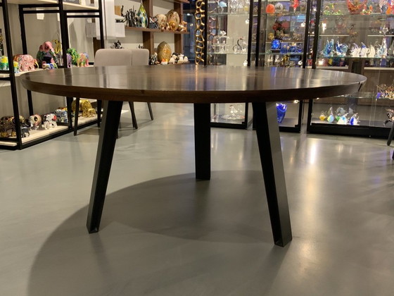 QLIV Side-to-Side round dining table, ⌀ 160 cm, in Coal Black finish. A design by the Dutch design brand QLIV (photo 5 of 7)
