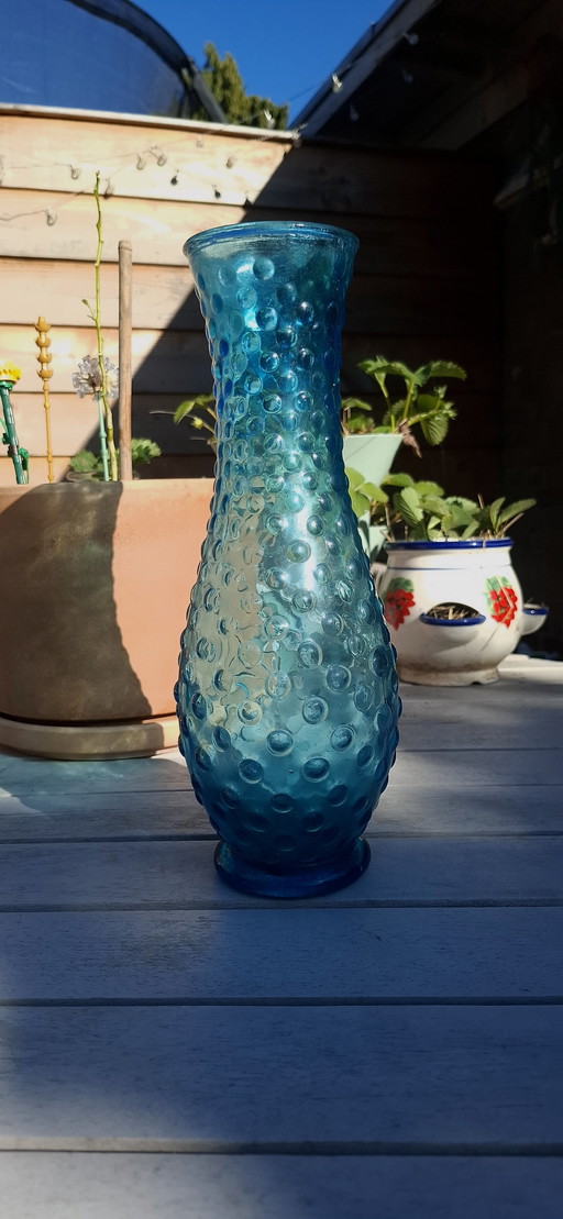 Jarrón vintage Empoli Hobnail de cristal azul reactivo a los rayos UV, fabricado en Italia en 1960.