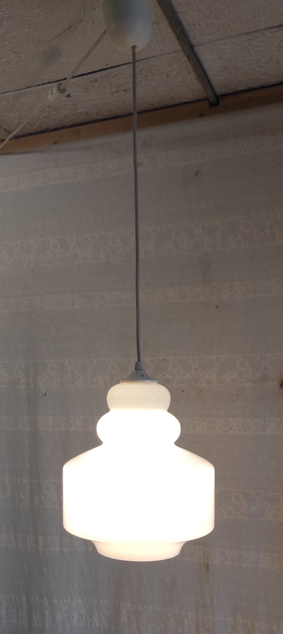 Image 1 of Lámpara colgante de estilo escandinavo con pantalla de cristal opalino - mediados del siglo XX
