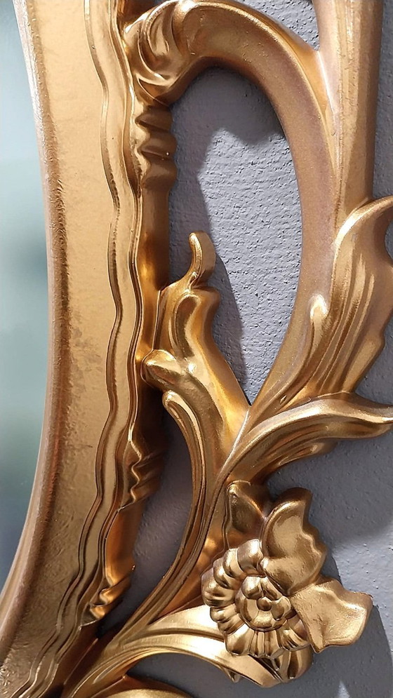 Image 1 of Verkaufe einen eleganten Wandspiegel im Barock/Rokoko-Stil, mit reich verziertem ovalen Rahmen und Goldfinish.