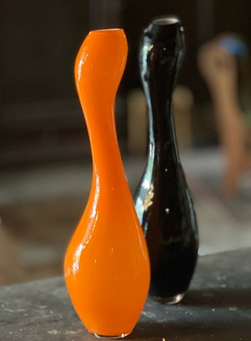 zwei große Vintage-Glasvasen (60 cm) - orange & schwarz