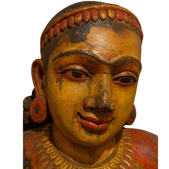 Antike indische polychrome Holztempelfigur – weibliche Begleiterin – Los 191 – Bildhauerei, Wood (photo 12 of 23)