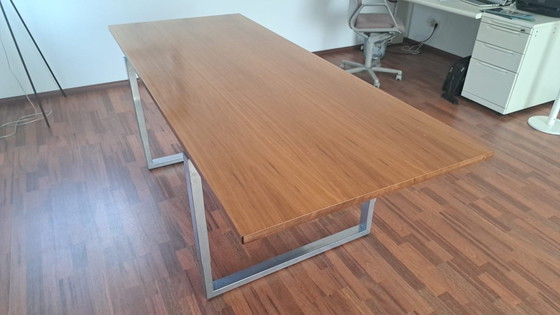 4 sedie direzionali Wiesner Hager con rivestimento in pelle Alcantara e scrivania/tavolo regolabile in altezza (photo 7 of 8)
