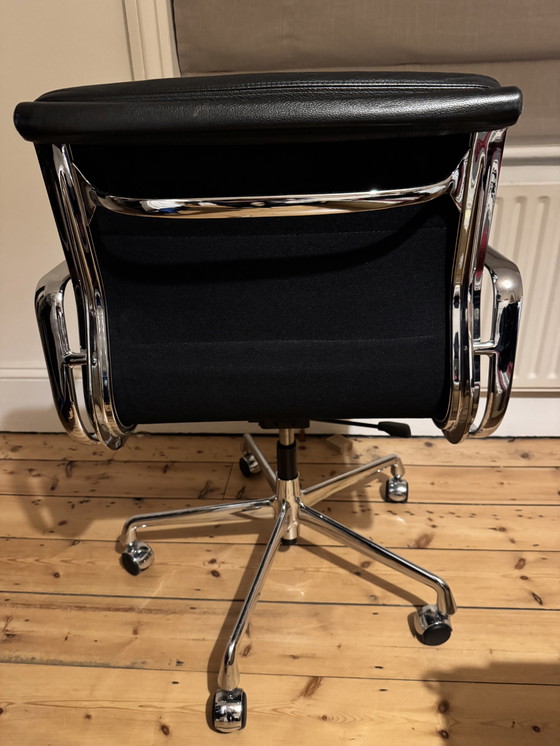Image 1 of Vitra Eames Soft pad draaistoel EA217