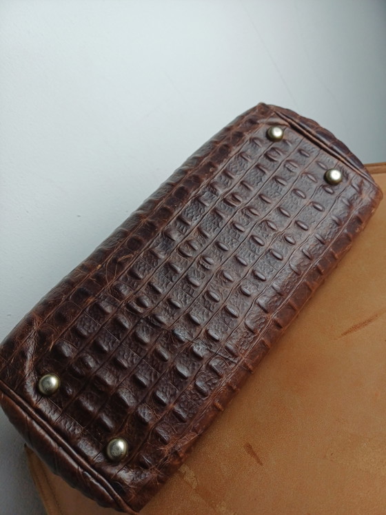Borsa da Dottore Pelle Stampa Coccodrillo Marrone – Fred de la Bretoniere, Borse a mano, Leather, Metal (photo 6 of 11)