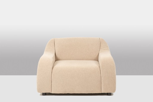 Coppia di poltrone ampie e comode in tessuto beige. Stile contemporaneo.