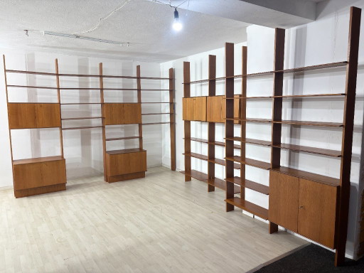 Estantería modular de pared de mediados de siglo de Interna-Peter Pedrides / Sistema de estanterías de teca de la década de 1960