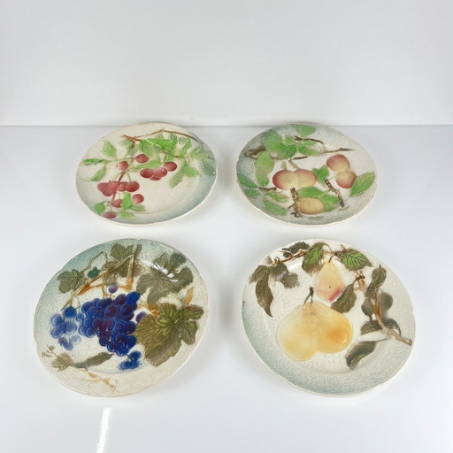 Set aus 4 KG St. Clément Barbotine Obsttellern (Kirsche, Mirabelle, Traube, Birne), Ende des 19. bis Anfang des 20. Jahrhunderts