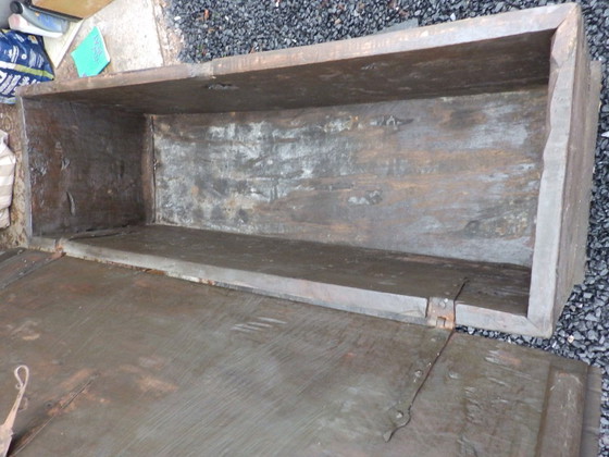 Image 1 of Antieke neogotische kist