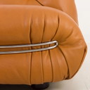 De iconische Soriana bank, in 1969 ontworpen door Afra en Tobia Scarpa voor Cassina, is een kenmerk van de Italiaanse Mid Centur