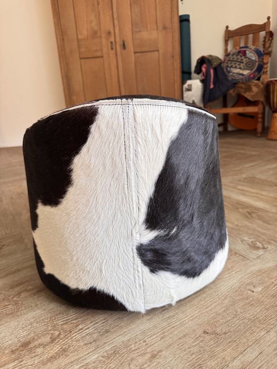 Image 1 of Unieke en mooie draaibare poef bekleed met een prachtig patroon echte koeienhuid. Ontworpen door Niels Gammelgaard voor Ikea en 