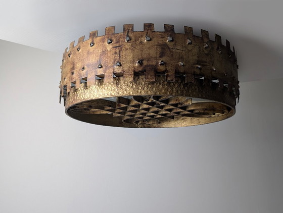 Lampada da soffitto brutalista di metà secolo in ferro battuto dorato con motivo a castello, anni '40 (photo 9 of 11)