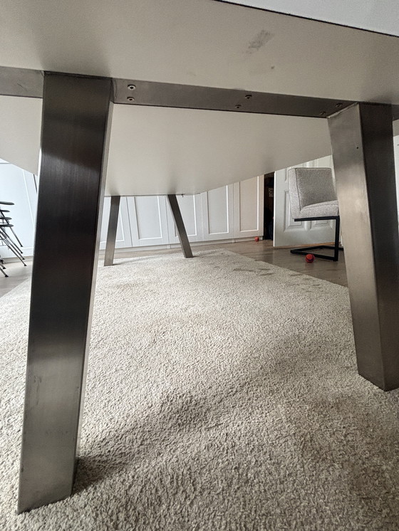 Image 1 of Wunderschöner weißer Esstisch mit Aluminiumbeinen