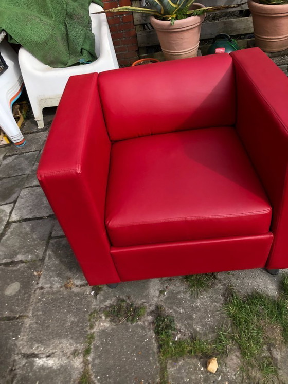 Image 1 of Poltrona lounge in pelle rossa dal design moderno