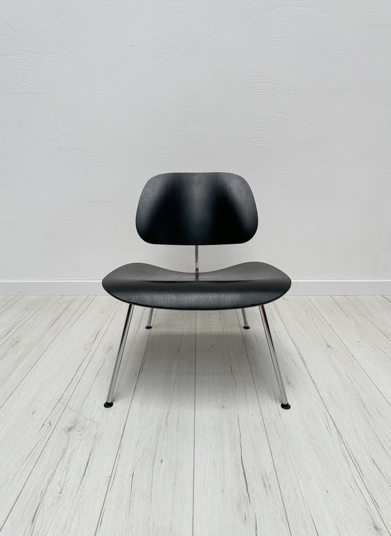 Image 1 of Poltrona lounge vintage Eames LCM in compensato degli anni '70, disegnata da Charles e Ray Eames per Vitra.