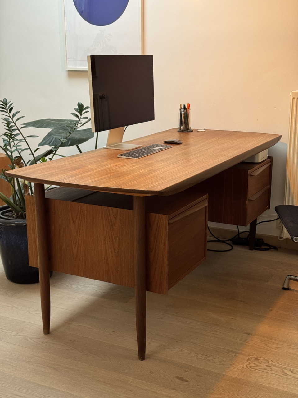 Bureau Cowhorn en teck style Mid Century Tijsseling