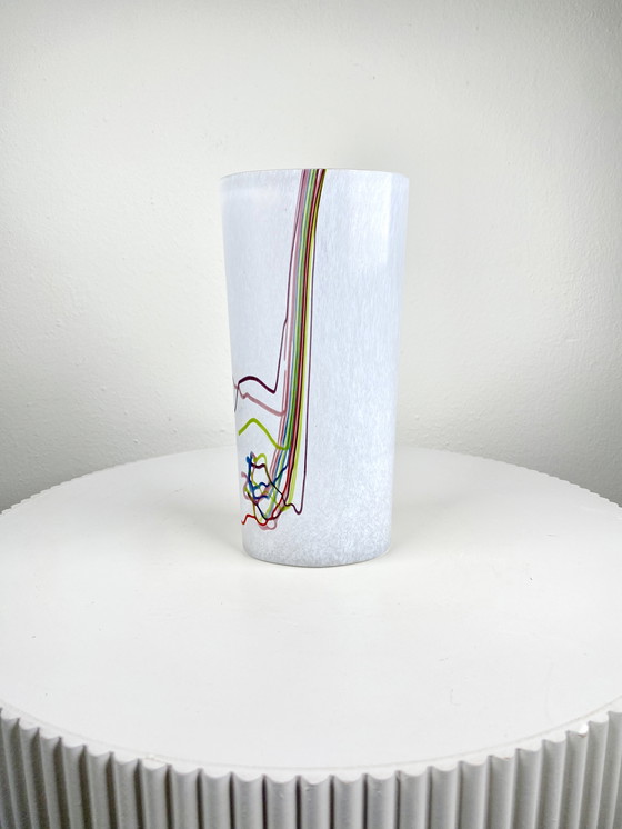 Image 1 of Vase vintage en verre d'art blanc de Kosta Boda - Vase arc-en-ciel de Bertil Vallien - Style minimaliste scandinave MCM