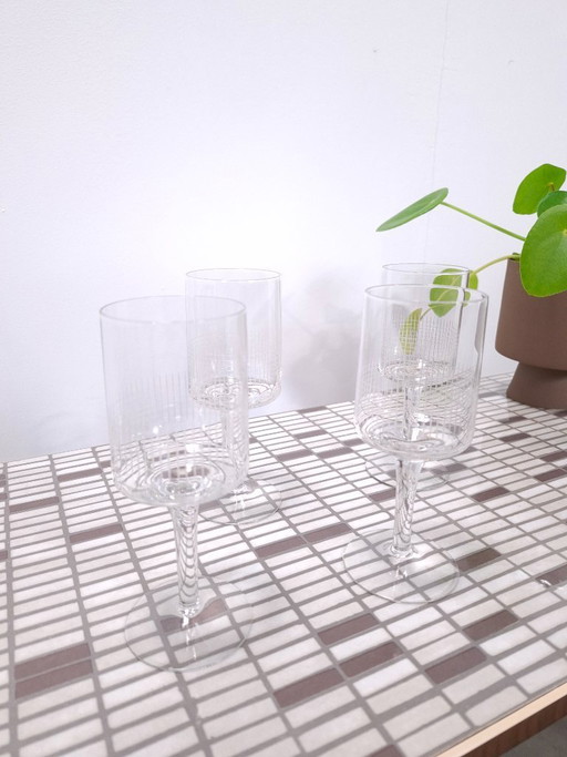 Juego de copas de vino con líneas grabadas