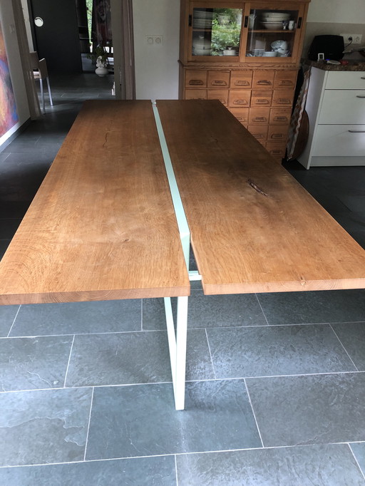 Ontwerp eettafel van Peter Chyczi