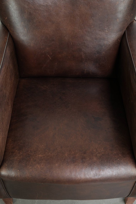 Stoere vintage schapenleren armchair met een mooi patina en een tijdloos Engels design in een subtiel formaat (photo 6 of 12)