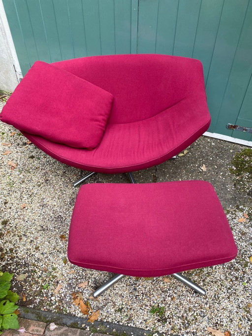 Gigi Drehstuhl und Fußhocker. Marke: Label von Gerard van der Berg.
