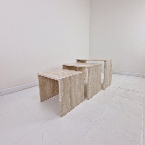 Image 1 of Italienische Beistelltische aus Travertin mit Rillenmuster aus den 1980er Jahren – 3er-Set