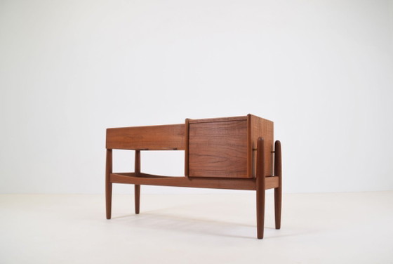 Image 1 of Mobili danesi in teak con fioriera, disegnati da Arne Wahl Iversen nel 1961.