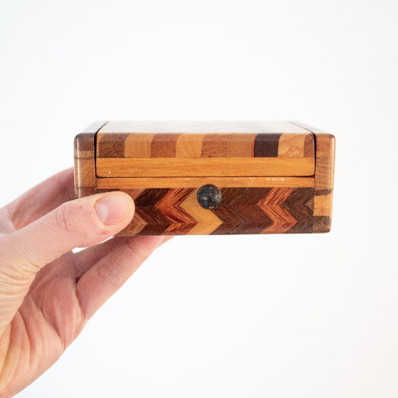 Image 1 of Scatola vintage in legno con intarsio a spina di pesce