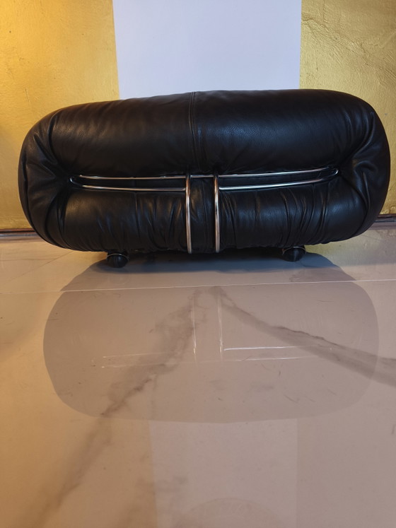 Pouf ottoman Cassina Soriana en cuir noir, années 70 – Sofas, Leather (photo 4 of 11)