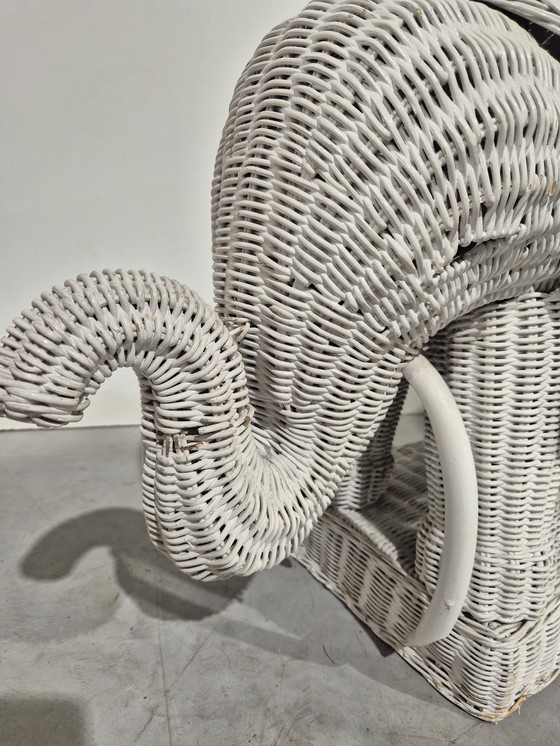 Image 1 of Vintage rieten bijzettafel in de vorm van een olifant uit de jaren 70.